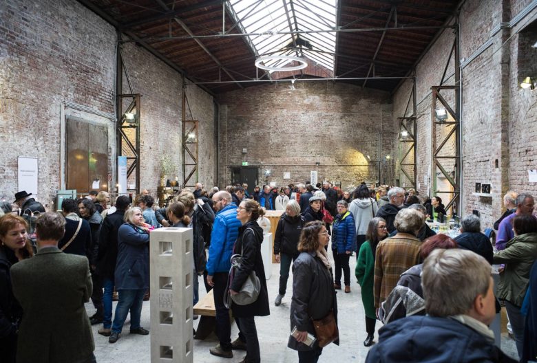 Begeisterte BesucherInnen und reizvolles Ambiente. Die letzte <em>Kunst.Hand.Werk</em> vor der Corona-Pandemie. Foto Enno Jäkel.