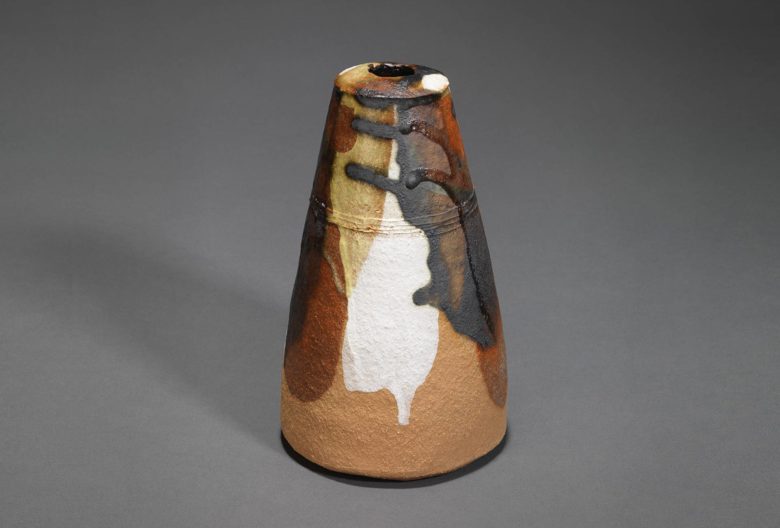 Gefäß mit kleiner Öffnung. Glasur: Manganerz, Kaolin, Kupferkarbonat, Weißdornasche, H 18,2 cm, D 10,2 cm.