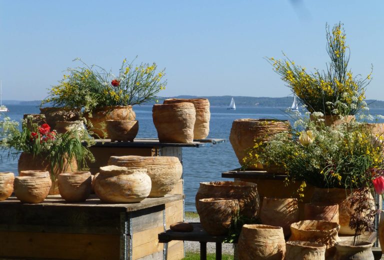 Neben anspruchsvoller Keramikkunst erwartet die Besucher in Dießen auch jede Menge origineller Töpferware für den Gebrauch. © Gudrun Merk.