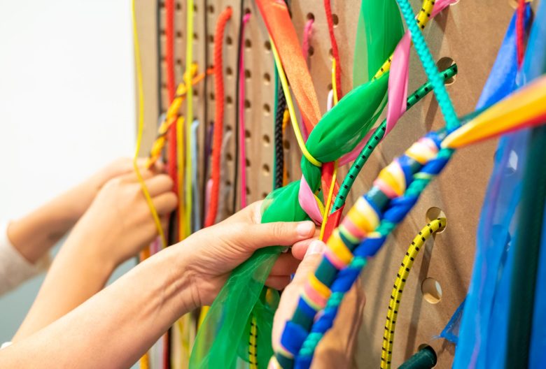 Interactive station <em>Weaving means deciding!</em>, 2021. © Staatliche Museen zu Berlin, Museum Europäischer Kulturen / Christian Krug.