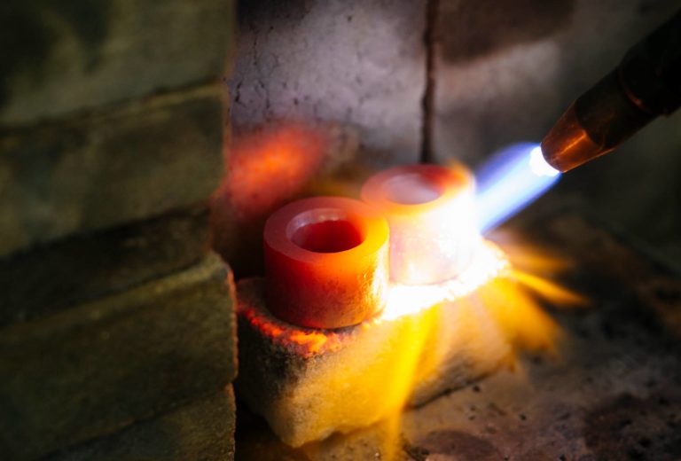 Die <em>Fürimmerringe</em> von Dittlmann & Jank werden geglüht. Foto (Ausschnitt): Ulrike Myrzik.