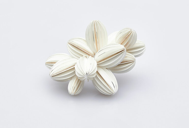 Claudia Westhaus, Brosche, Serie <em>Lamello</em>, Silber 925, handmontiert, Foto Michael Marczok.