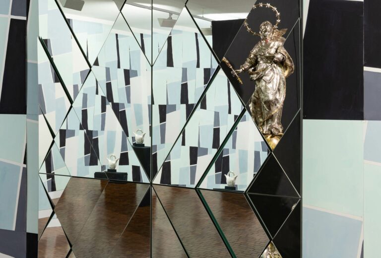 Ausstellungsinstallation <em>Timeless Silver</em> mit Arbeiten von Rolf Poellet, Bossa Nova Mystery, Frankfurt a. M., 2022, Dong-hyun Kim, Kanne „Watering X“, Goyang, Südkorea, 2022, Franz Anton Lang (Maria Immaculata, Augsburg, 1755–1757. © Museum im Prediger und Künstler. Foto Frank Kleinbach.