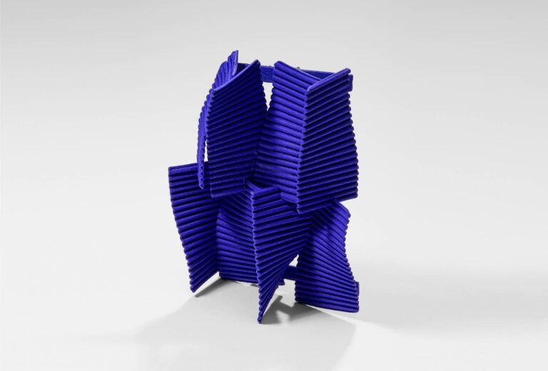 Annamaria Zanella: <em>Finistreblu</em> brooch. Photo: Marco Furio Magliani.