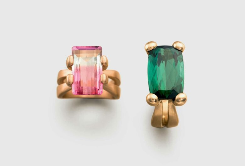 Corinna Heller: Ringe <em>Einsteiner</em>, zweifarbiger Turmalin, 750 Roségold, grüner Turmalin, 750 Gelbgold. 