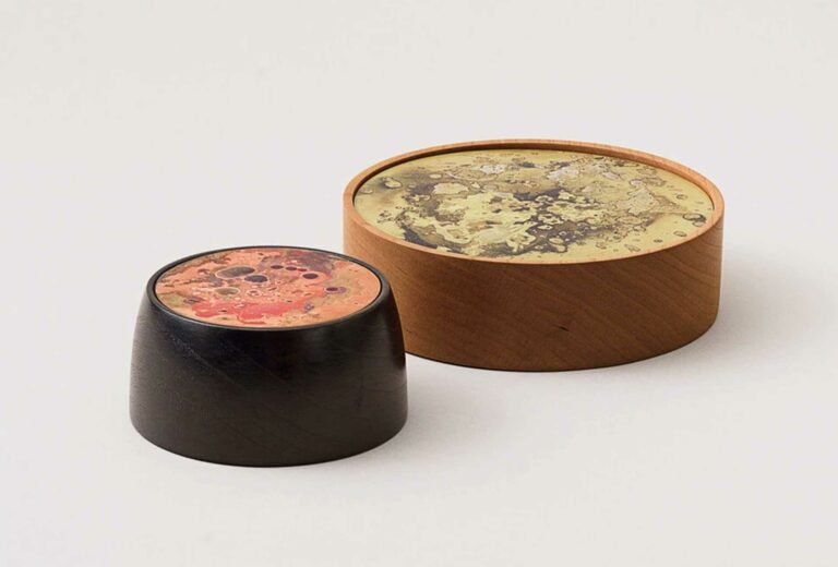 P & P, Paul Derrez & Nel Punt, 2023. Dosen aus Holz und Metal.